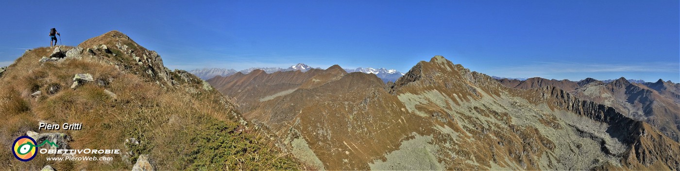 46 In ripida salita in cresta con bella vista a dx sul Cadelle e verso le Alpi Retiche.jpg